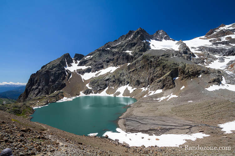 Lac de l'Eychauda dans le massif des Ecrins