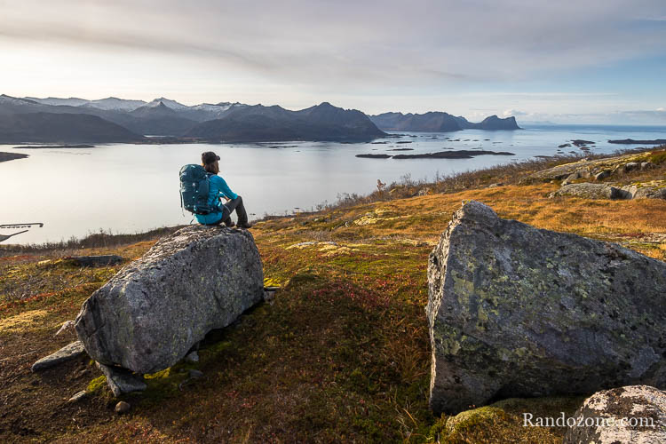 Pause sur les rochers pour profiter du paysage Pause sur les rochers pour profiter du paysage