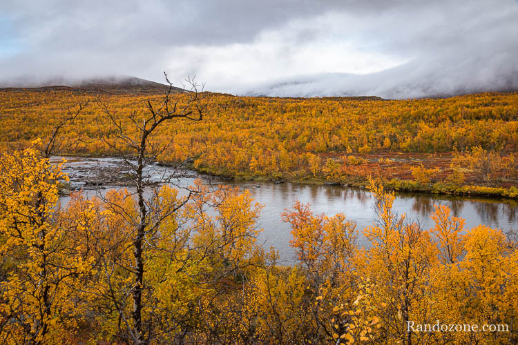 Randonnée au lac Abiskojaure dans le parc d'Abisko